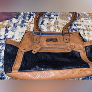 Three pockets and a side pocket should bag